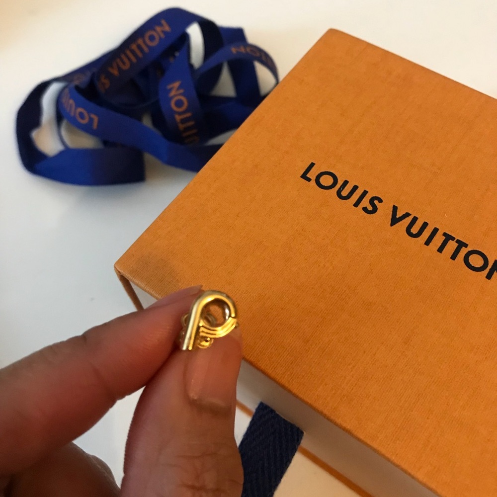 Louis Vuittons P stud, Brass with gold finishing